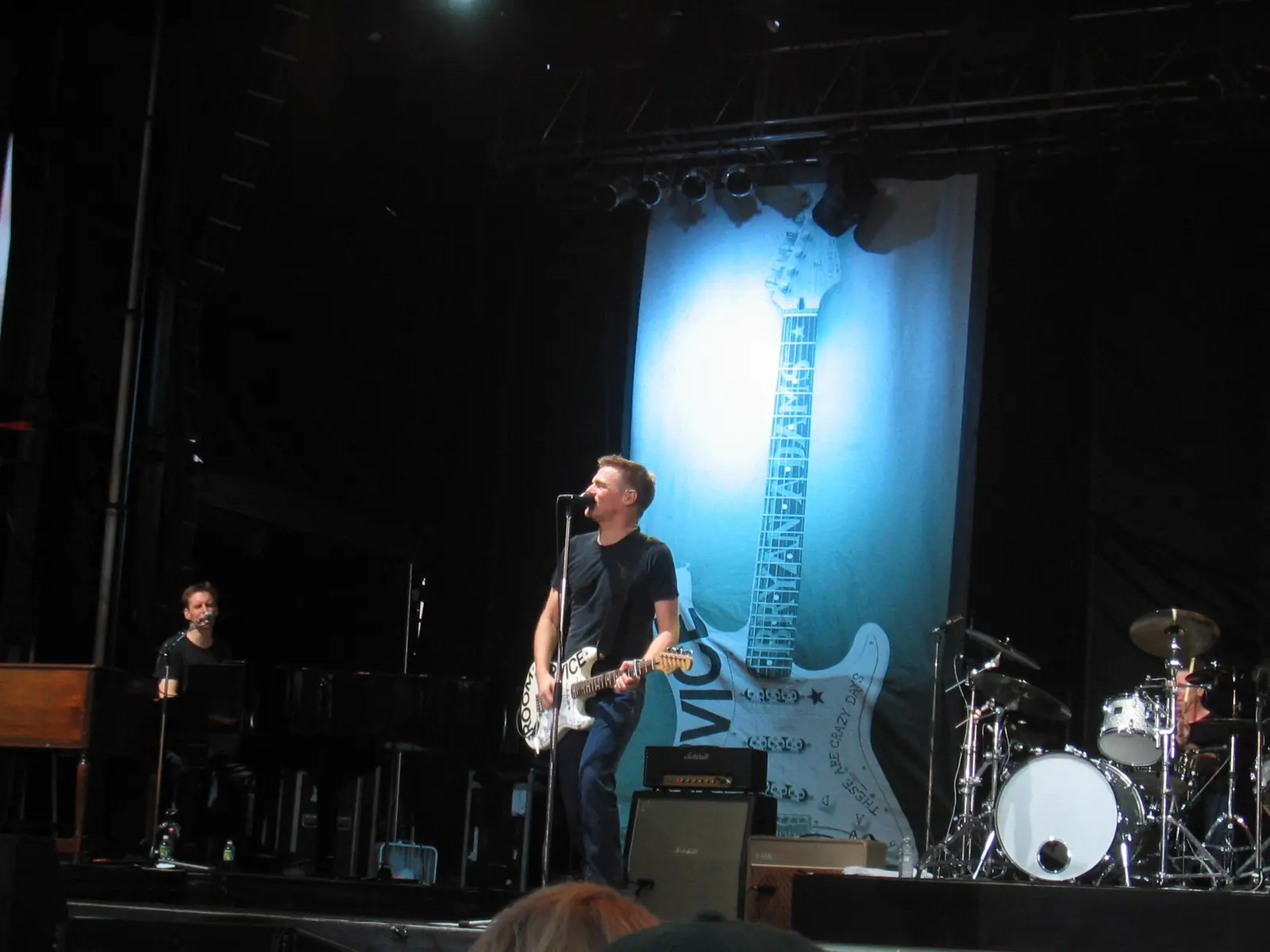 Bryan Adams sahnede gitar çalarken