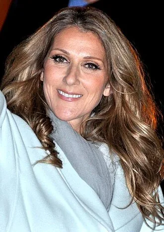 Céline Dion sahnede şarkı söylerken