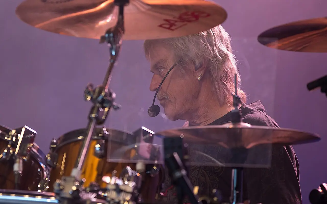 Frank Beard ZZ Top konserinde davul çalarken