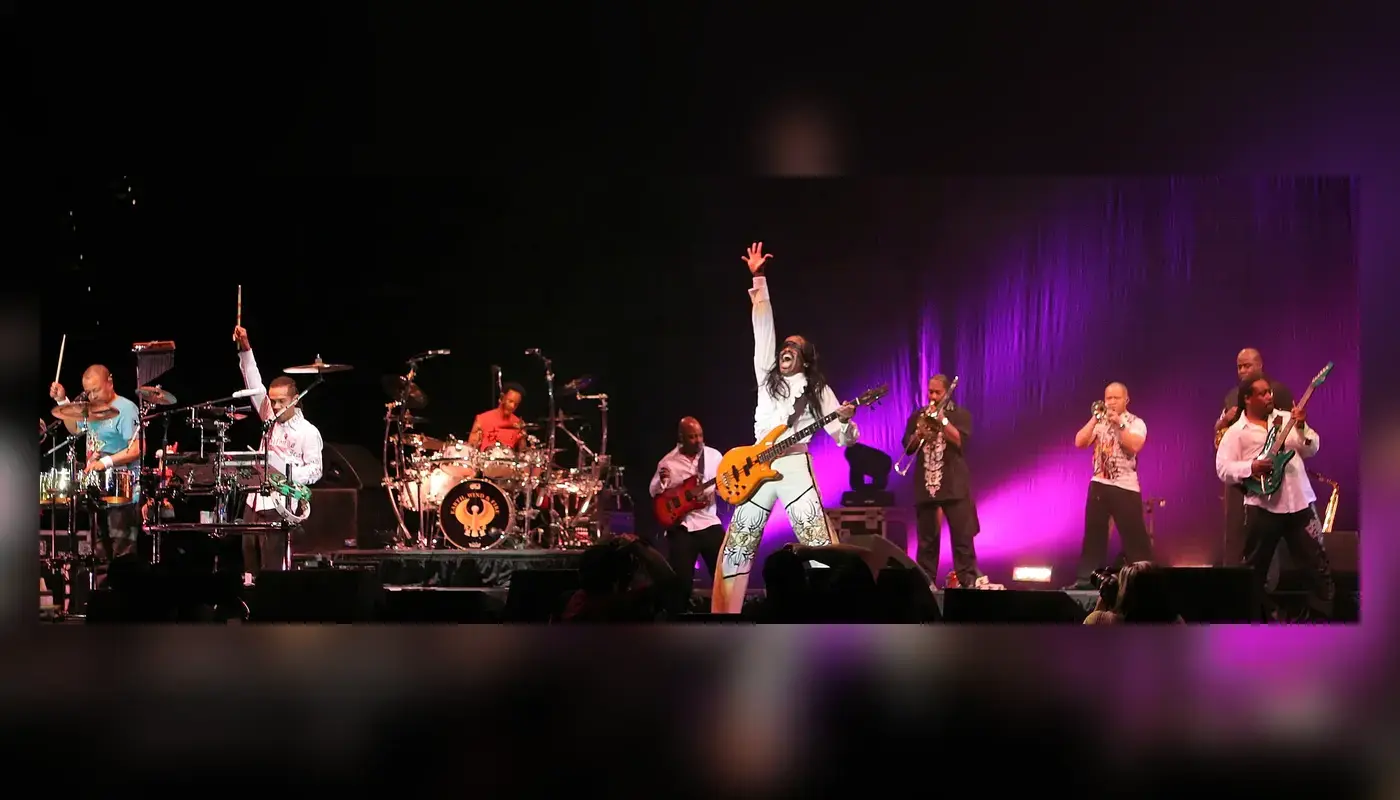 Earth Wind and Fire sahnede